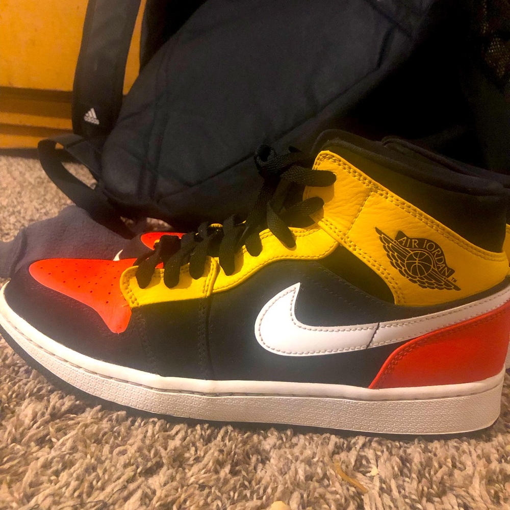 Nike 1’s excellent condition size men’s  8.5 black, yellow, and red in color - Picture 2 of 4